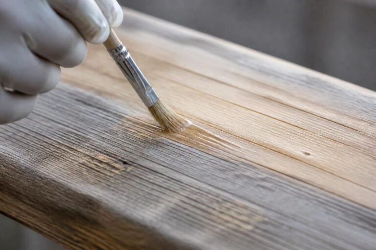 apprenez à dégriser le bois efficacement avec de l'acide oxalique, tout en préservant l'intégrité et la qualité de la matière.