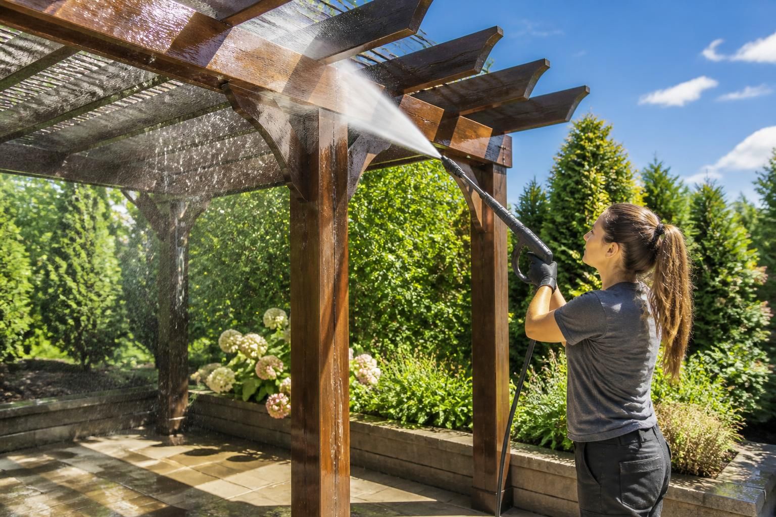 découvrez si nettoyer votre pergola avec un karcher est efficace et sans risque. conseils et astuces pour un nettoyage optimal et sécuritaire de votre pergola.