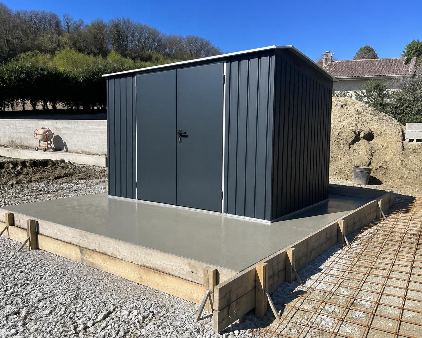 découvrez les meilleures bases pour poser un abri de jardin en métal et assurez une installation solide et durable pour votre espace de rangement.