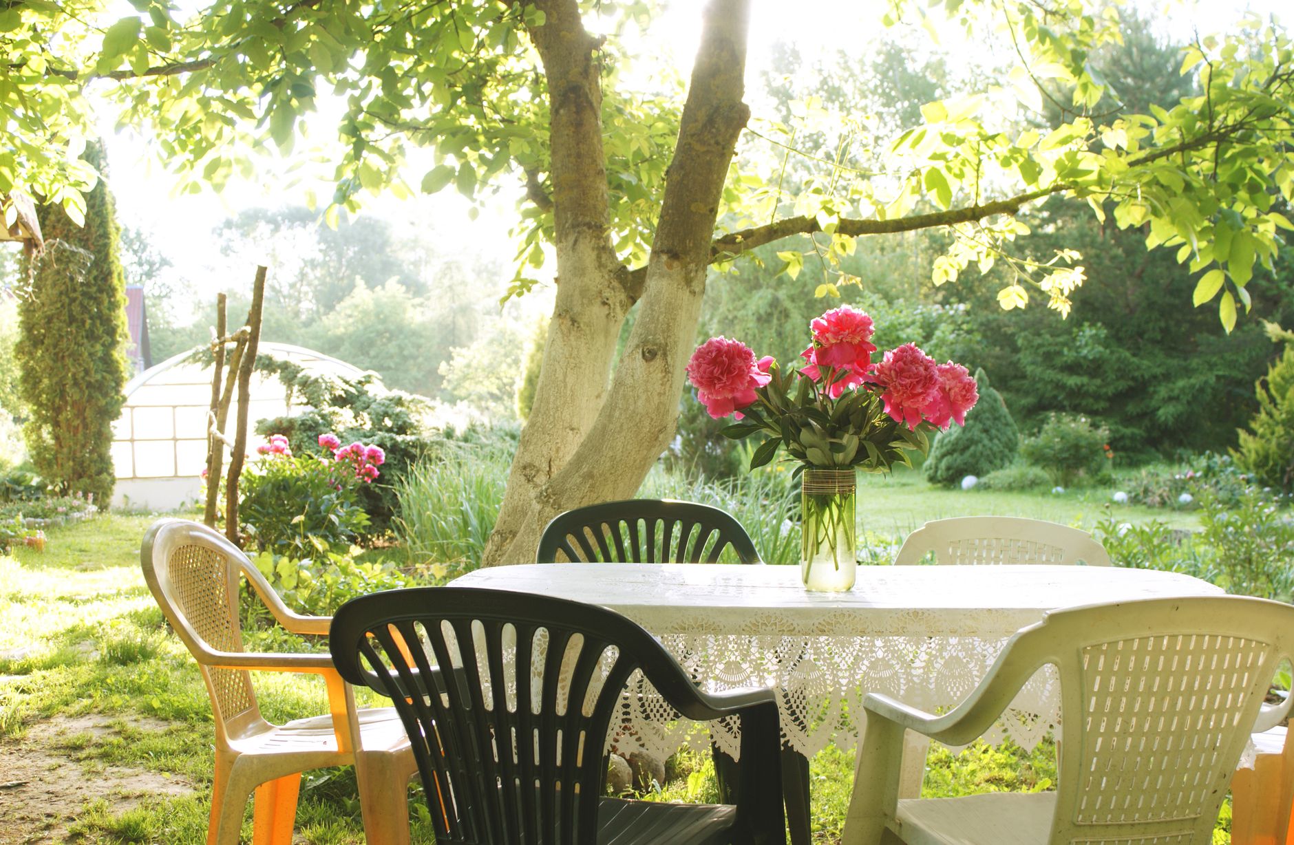 Pourquoi un salon de jardin en plastique noir se ternit et comment le diagnostiquer — nettoyage mobilier de jardin plastique noir