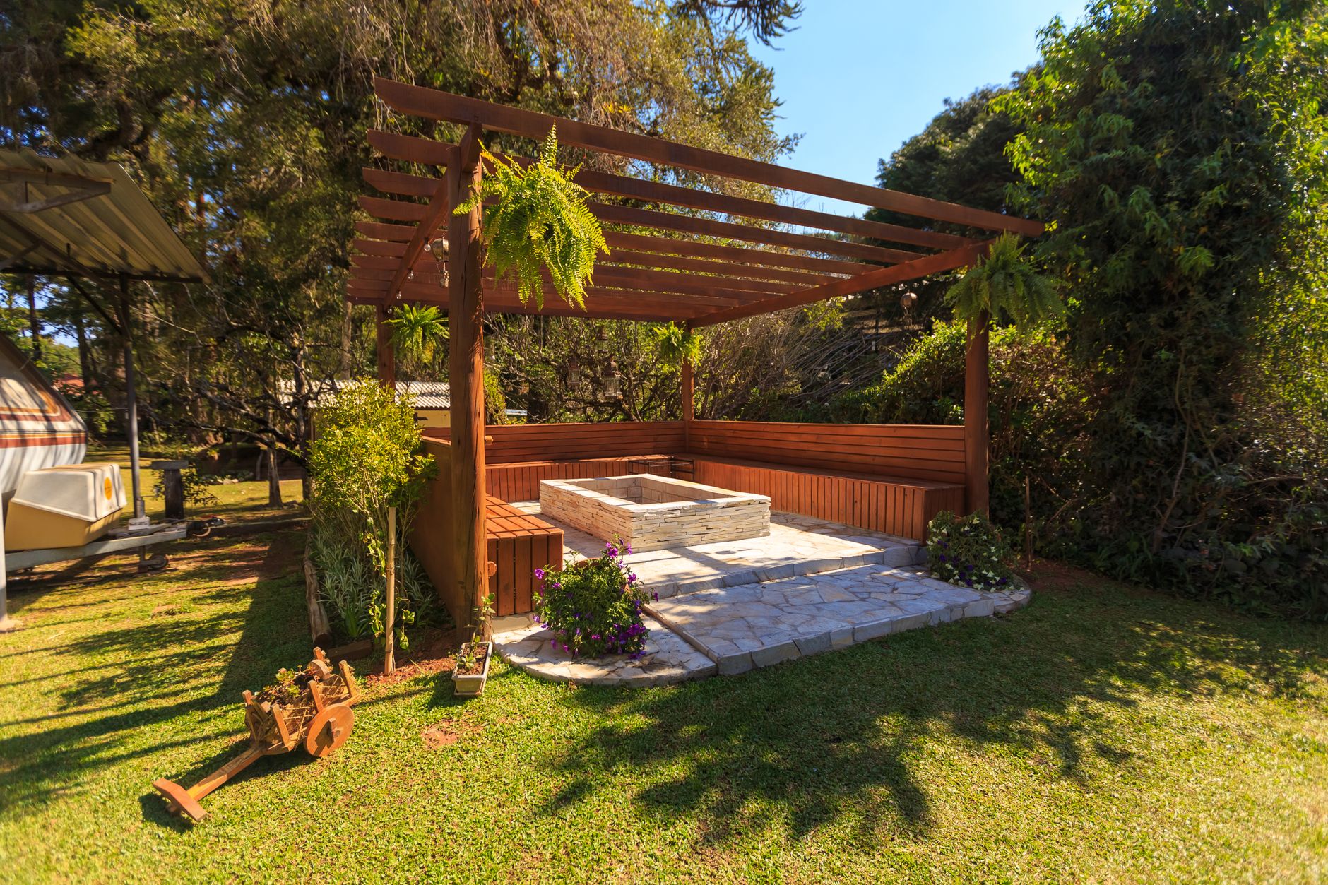 Fixer une pergola dans l'herbe — installation de pergola dans le jardin